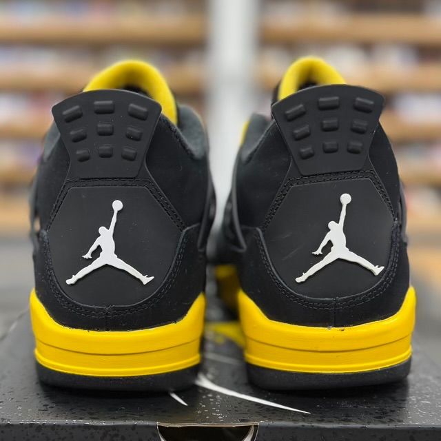 Jordan 4 Retro Thunder (2023) (GS) - Preowned