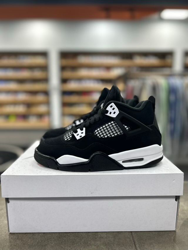 Jordan 4 Retro White Thunder (GS) - Preowned