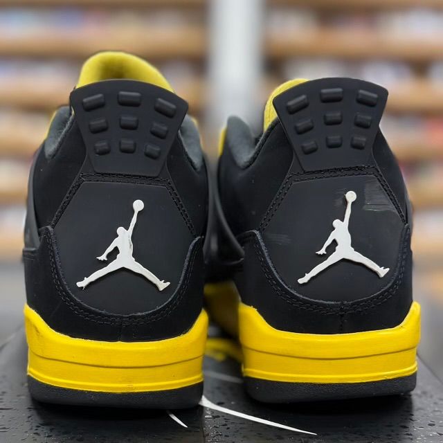 Jordan 4 Retro Thunder (2023) (GS) - Preowned