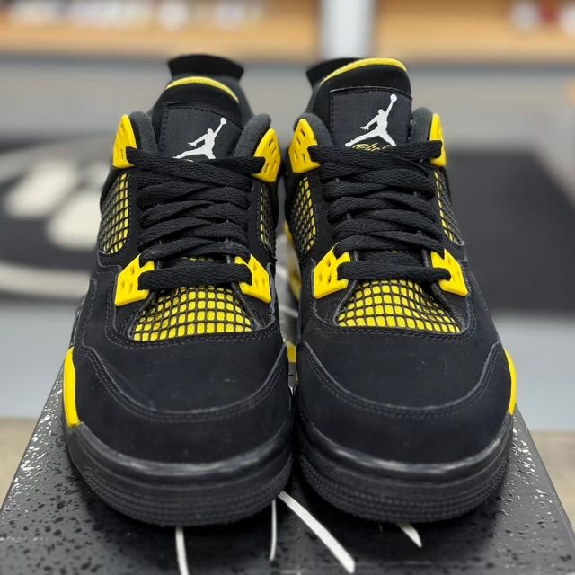 Jordan 4 Retro Thunder (2023) (GS) - Preowned