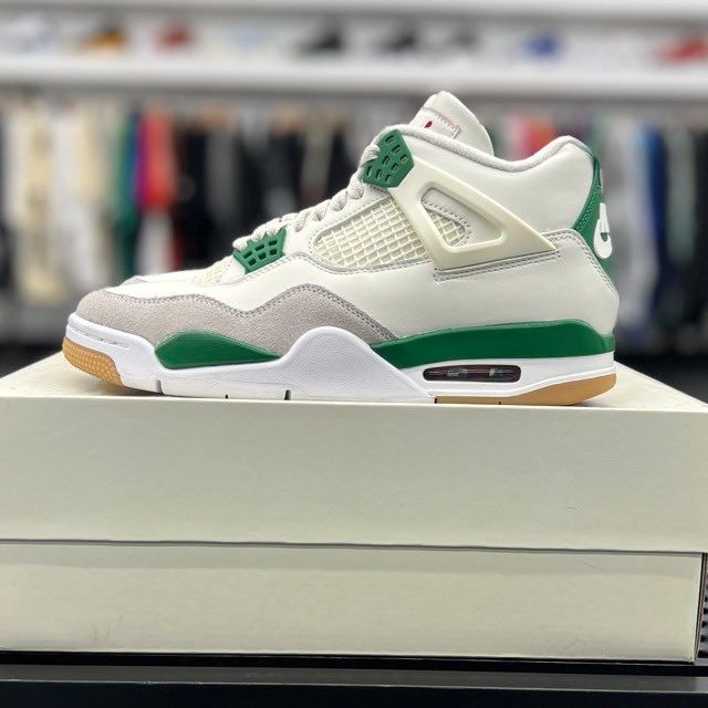 Jordan 4 Retro SB Pine Green - Preowned