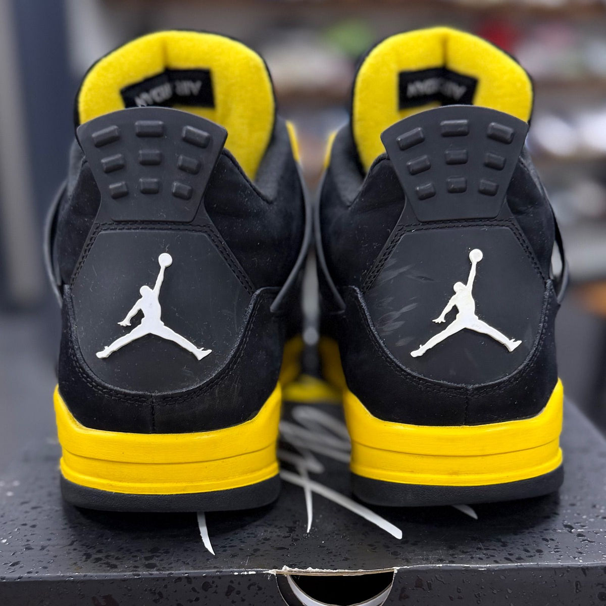 Jordan 4 Retro Thunder (2023) - Preowned