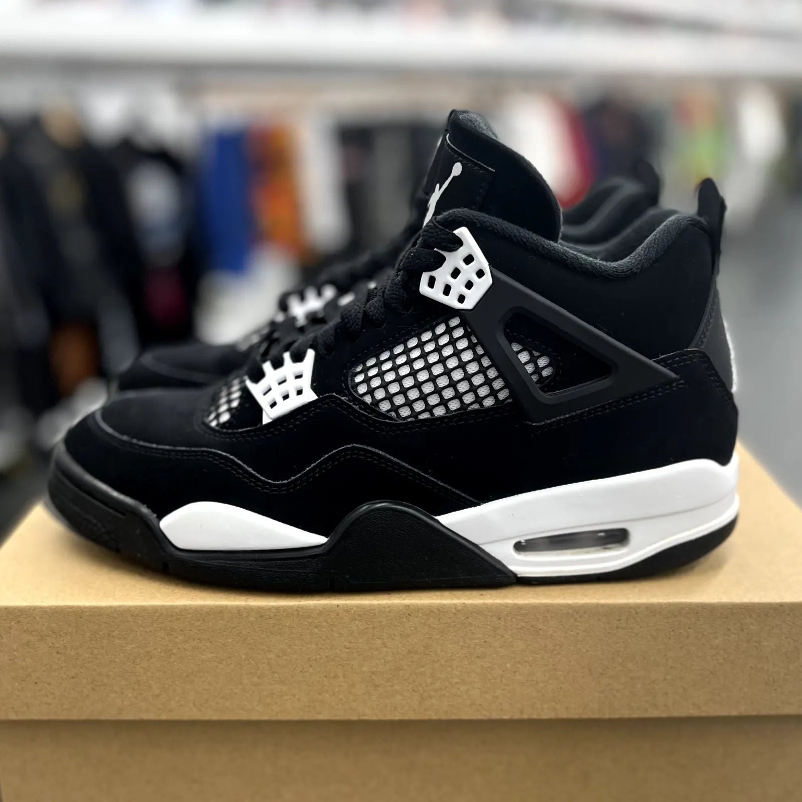 Jordan 4 Retro White Thunder - Preowned