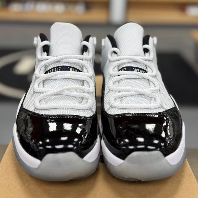 Jordan 11 Retro Low Concord - Preowned