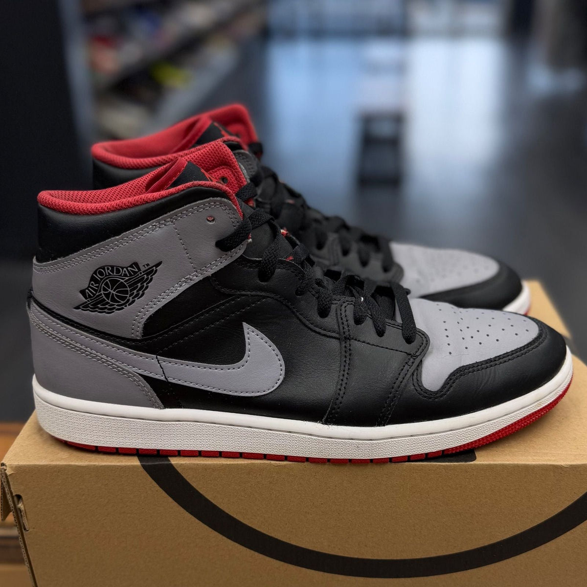 Jordan 1 Mid Bred Shadow - Preowned