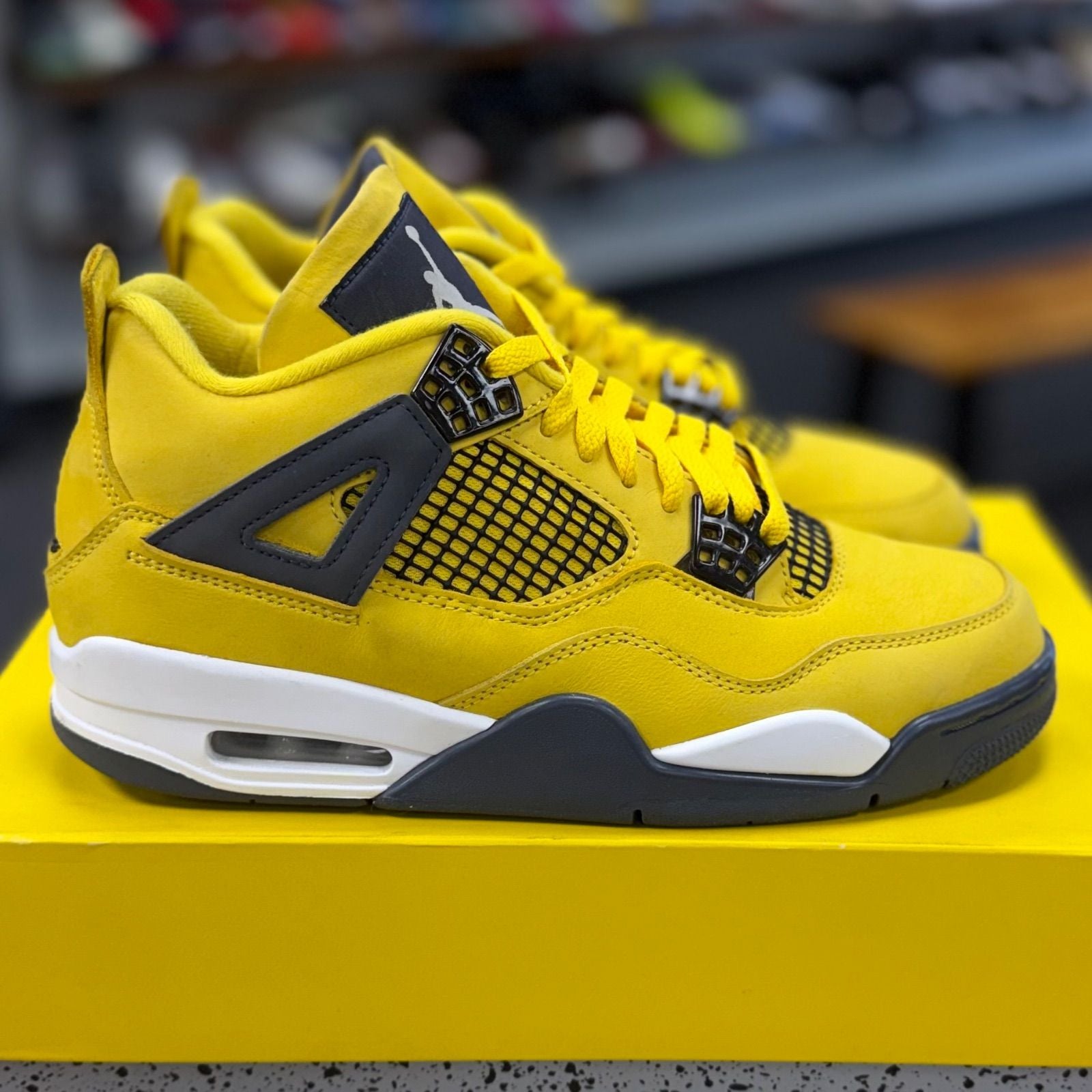 Jordan 4 Retro Lightning (2021) - Preowned