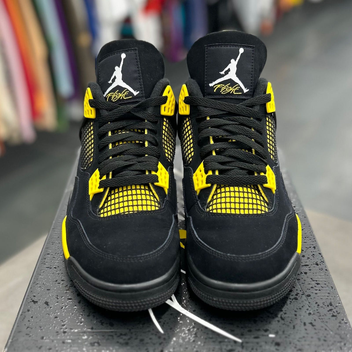 Jordan 4 Retro Thunder (2023) - Preowned