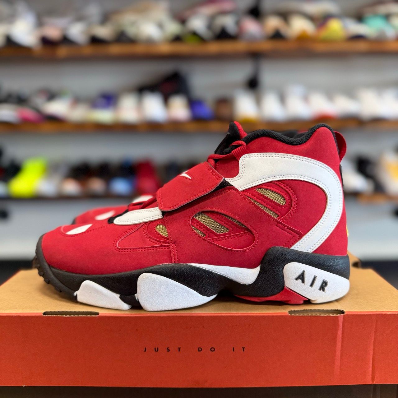 Nike Air Diamond Turf 2 Red Gold (2026) - Preowned