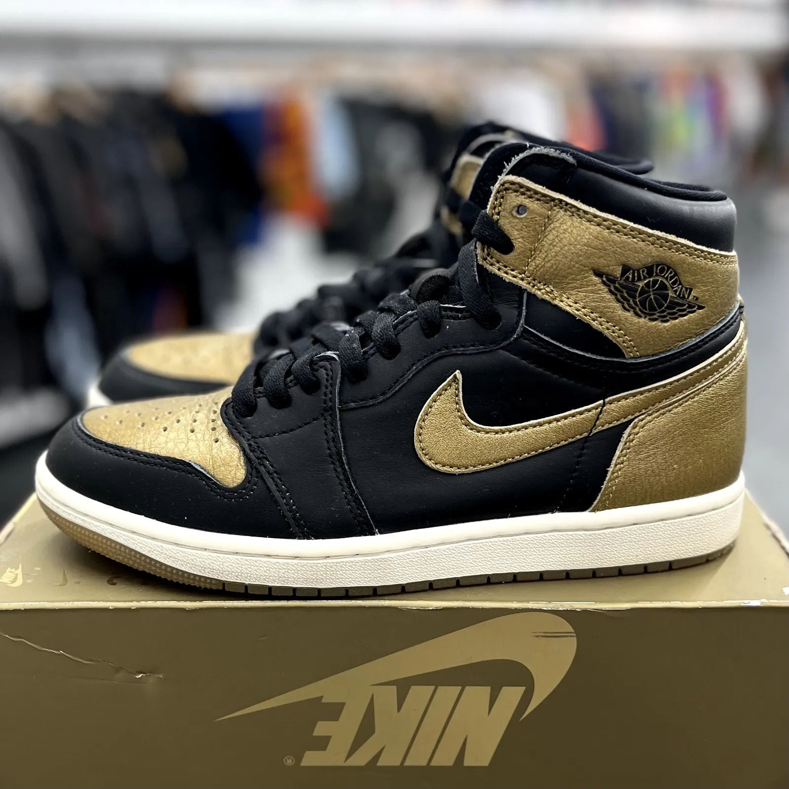 Jordan 1 Retro High OG Black Metallic Gold - Preowned