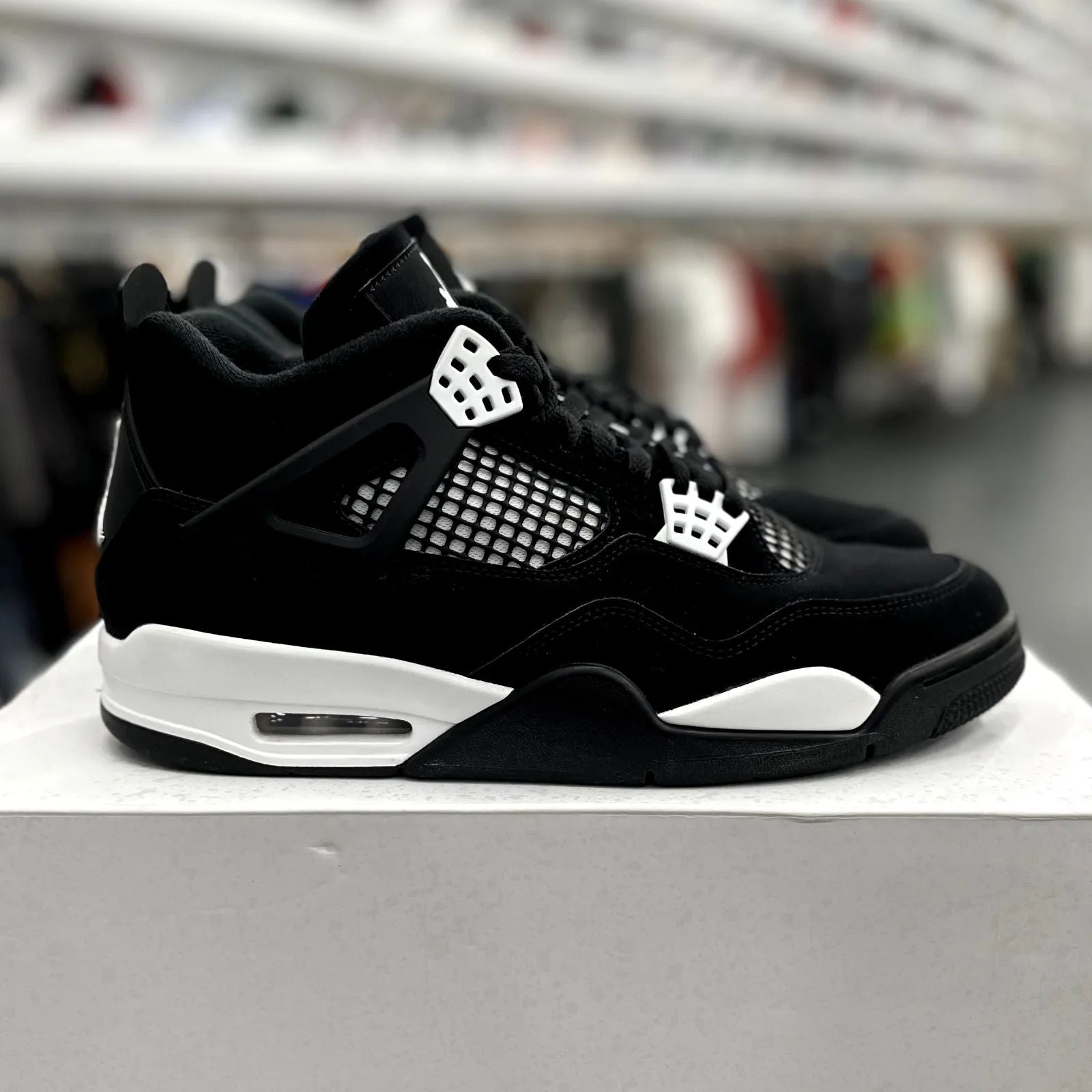 Jordan 4 Retro White Thunder - Preowned