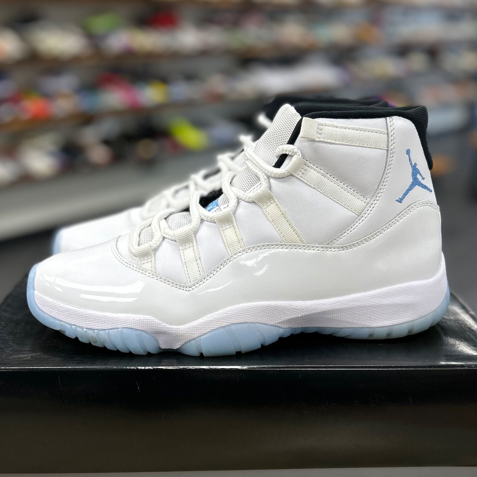 Jordan 11 Retro Legend Blue (2024) - Preowned