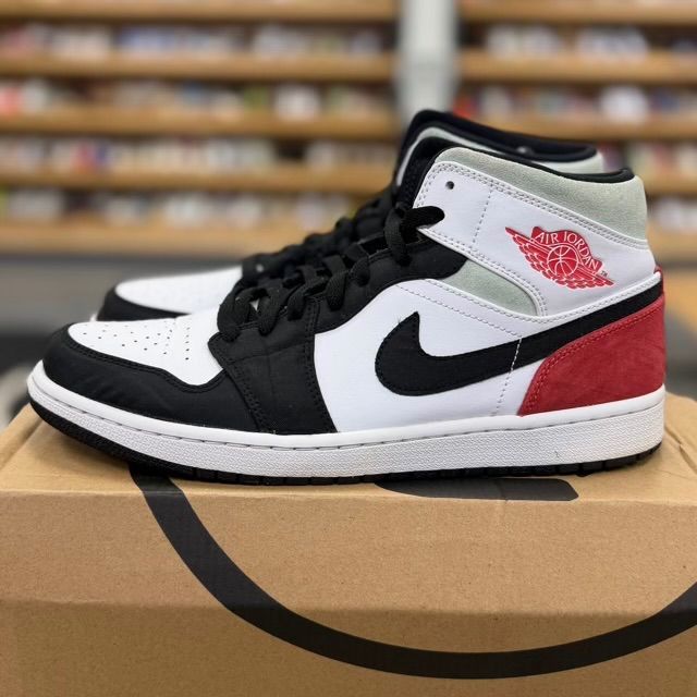 Jordan 1 Mid SE Red Black Toe - Preowned
