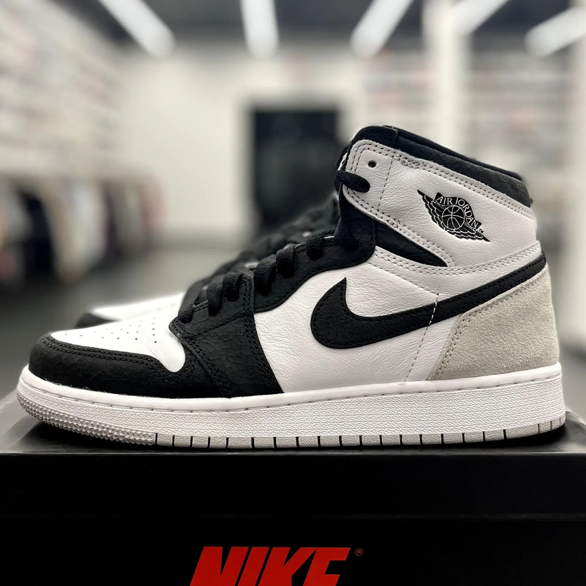 Jordan 1 Retro High OG Bleached Coral (GS) - Preowned
