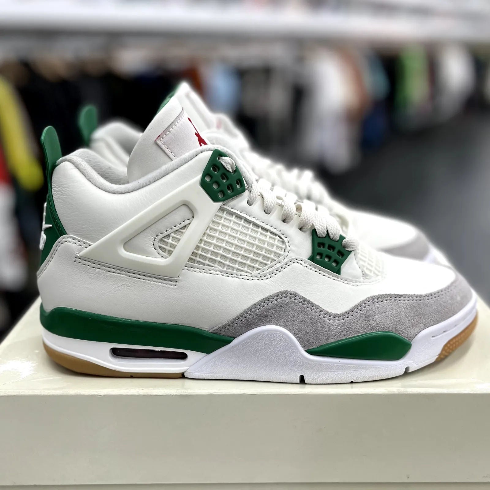 Jordan 4 Retro SB Pine Green - Preowned