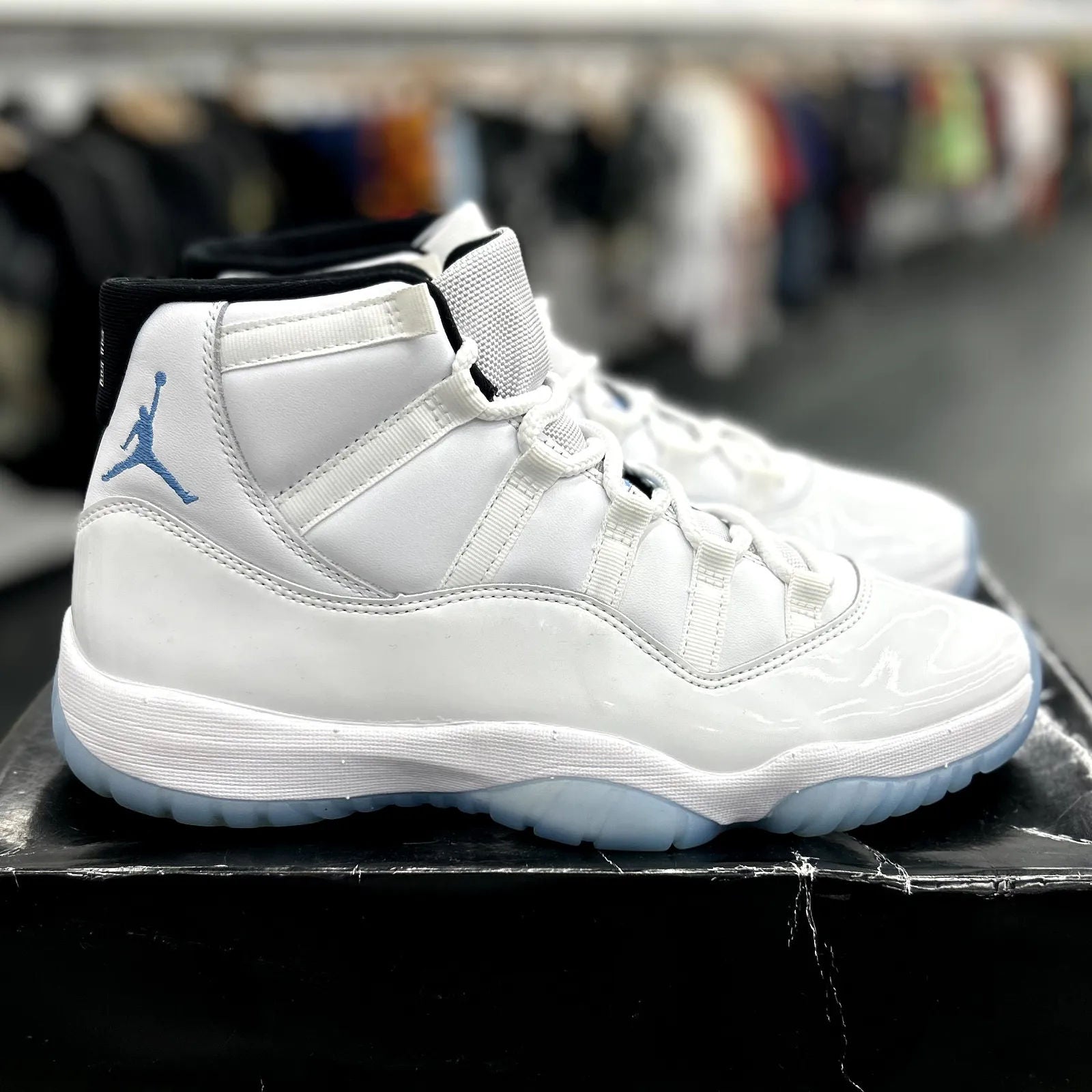 Jordan 11 Retro Legend Blue (2024) - Preowned