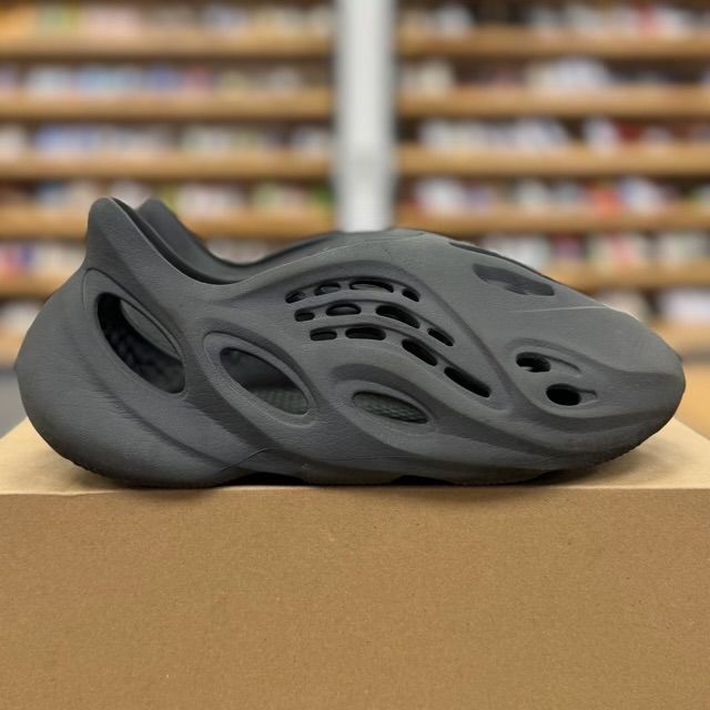 adidas Yeezy Foam RNR Carbon - Preowned