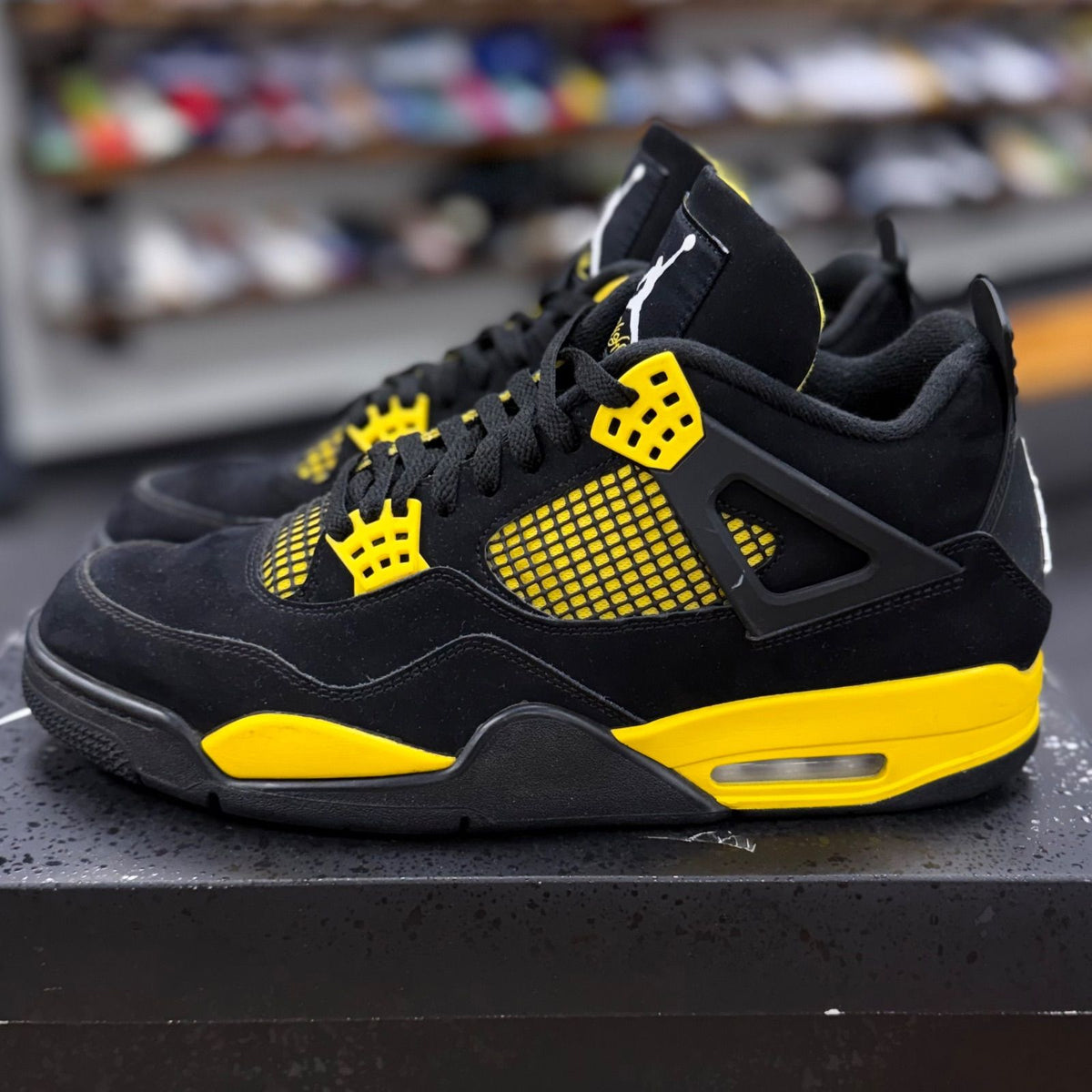 Jordan 4 Retro Thunder (2023) - Preowned