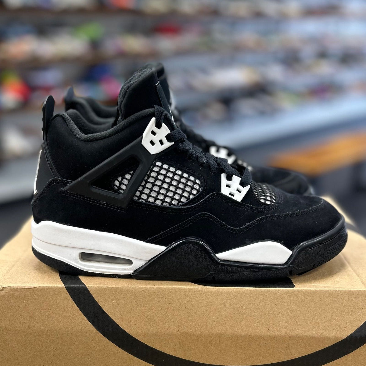 Jordan 4 Retro White Thunder (GS) - Preowned