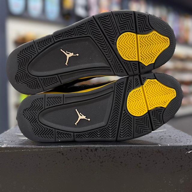 Jordan 4 Retro Thunder (2023) - Preowned