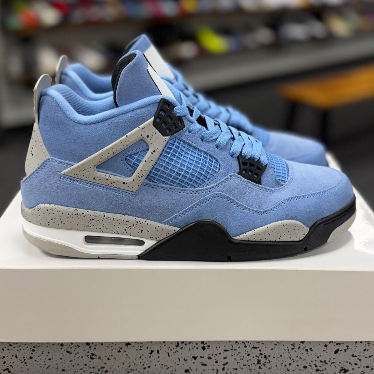 Jordan 4 Retro University Blue - Preowned