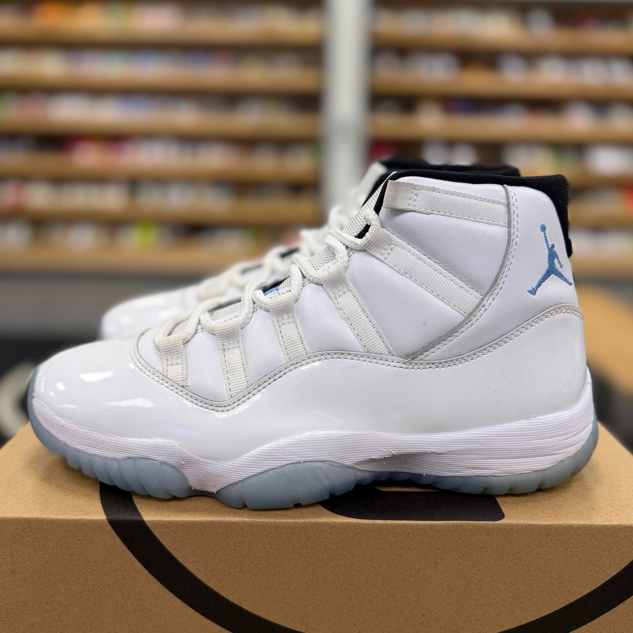 Jordan 11 Retro Legend Blue (2024) - Preowned