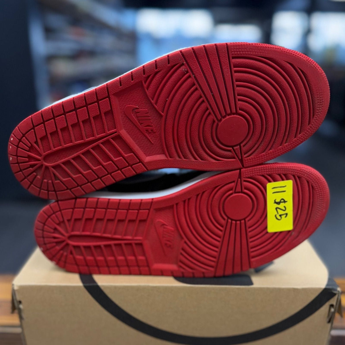 Jordan 1 Mid Bred Shadow - Preowned