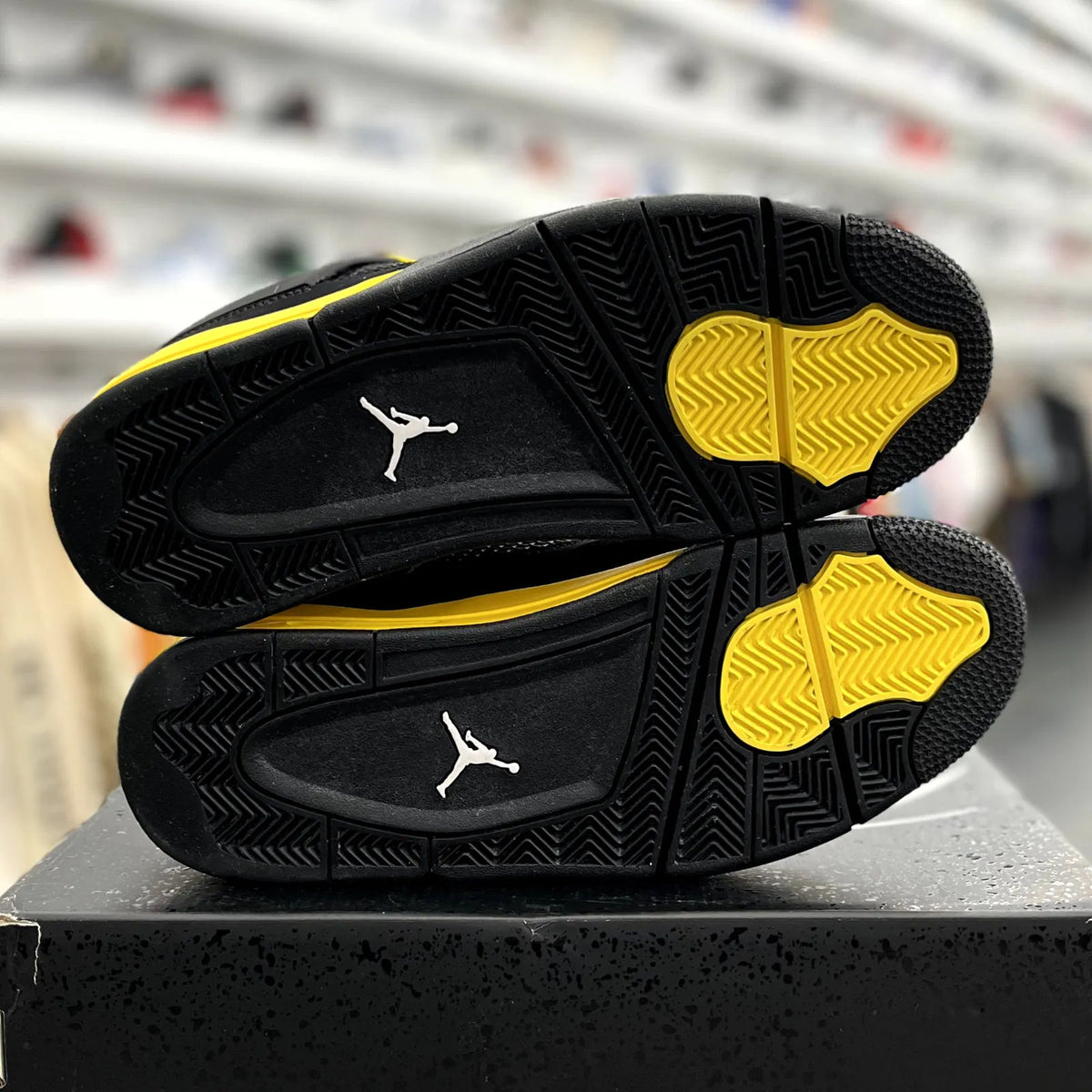 Jordan 4 Retro Thunder (2023) - Preowned