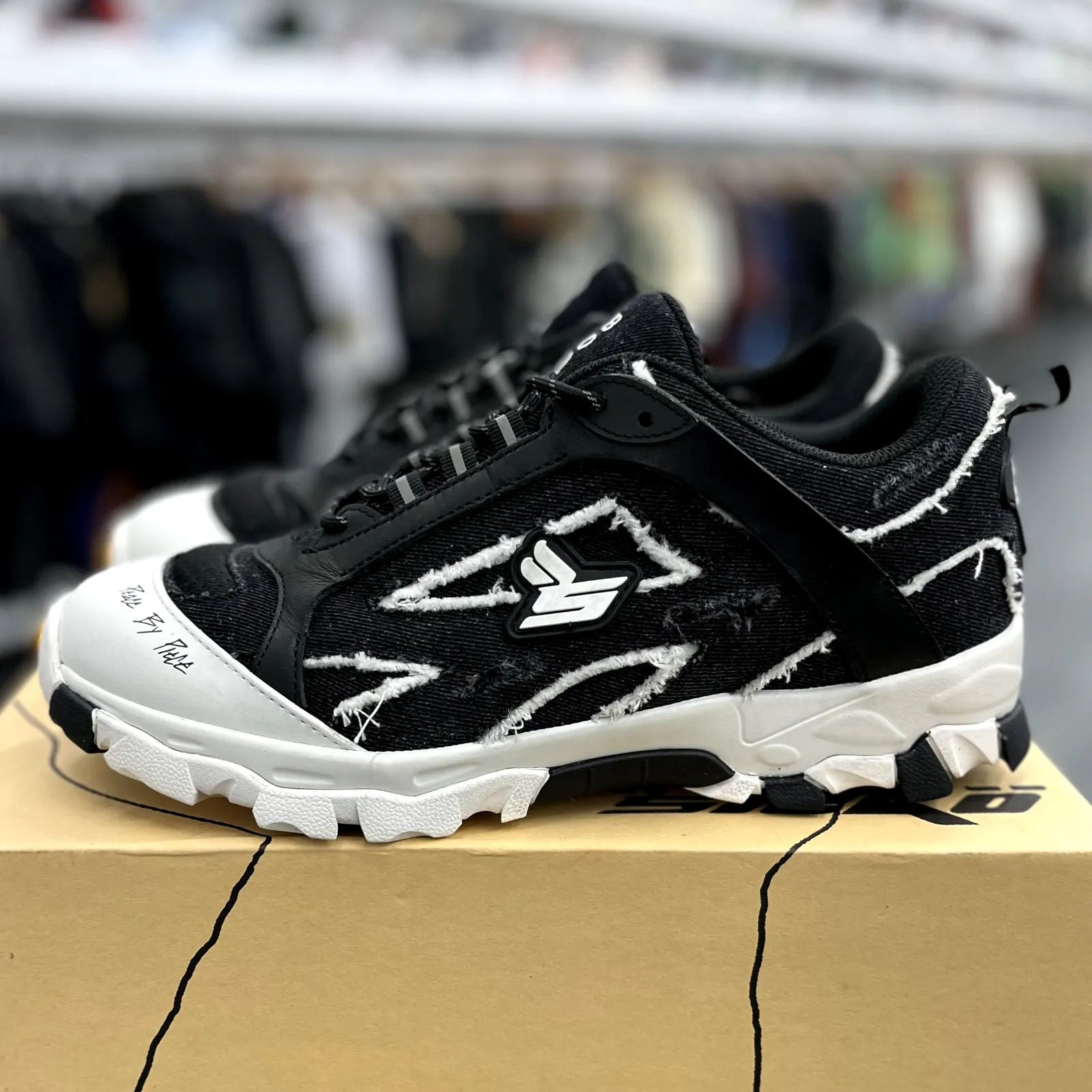 Sickö Vessel Hiking Shoes (Black/White) - Preowned