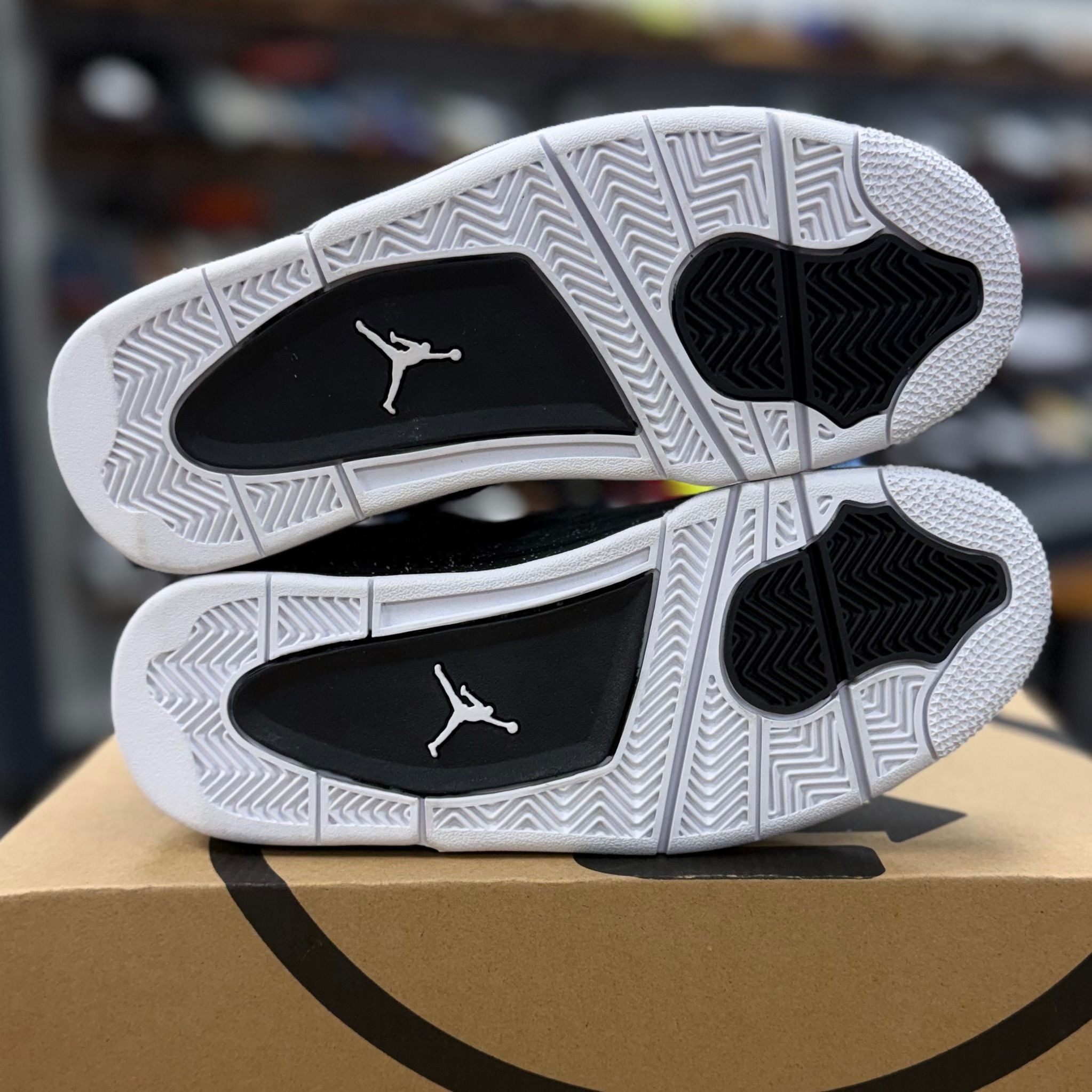 BRAND NEW STEAL - Jordan 4 Retro Fear (2024) (GS)