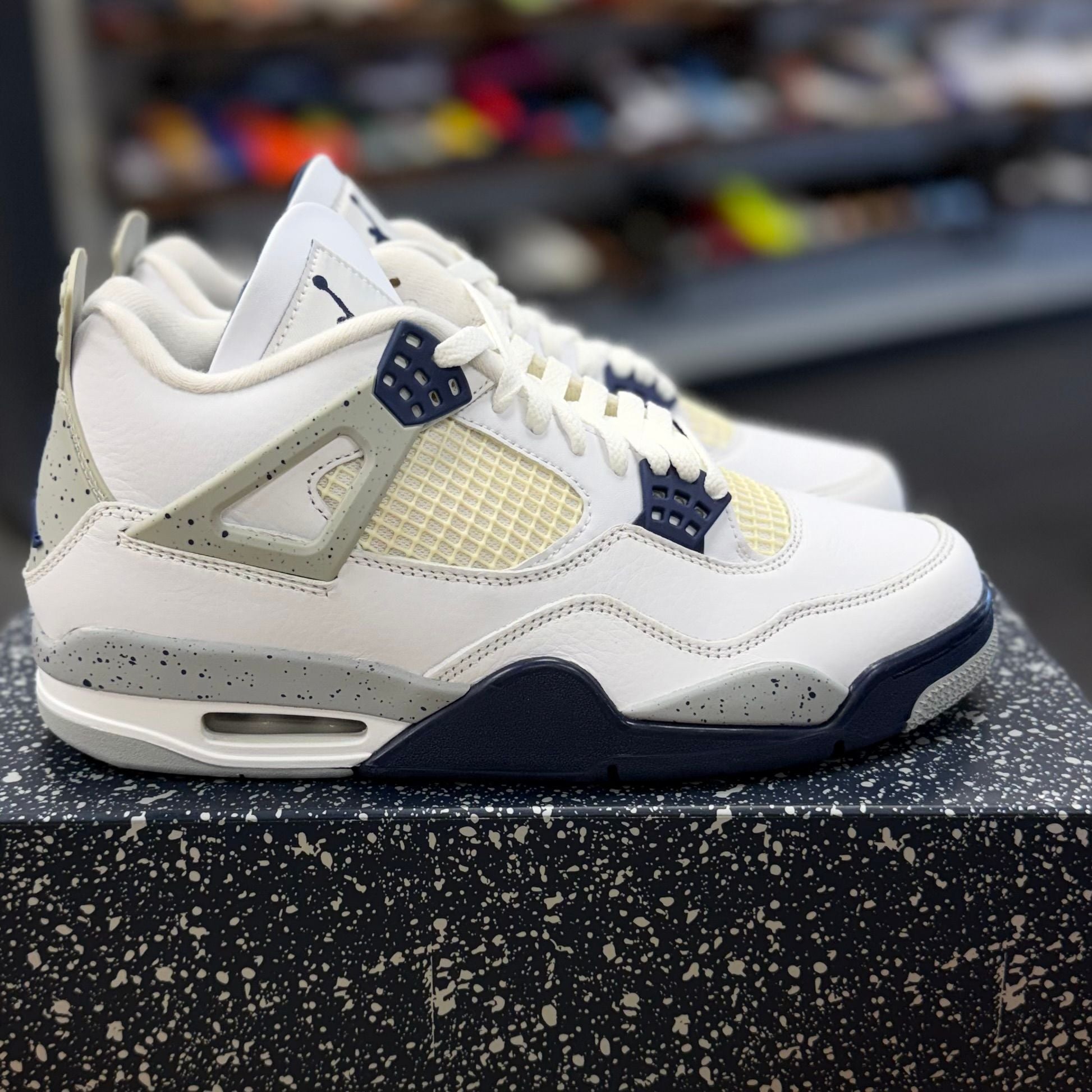 BRAND NEW STEAL - Jordan 4 Retro Midnight Navy