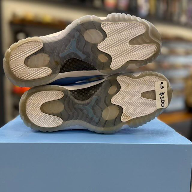 Jordan 11 Retro Pantone - Preowned