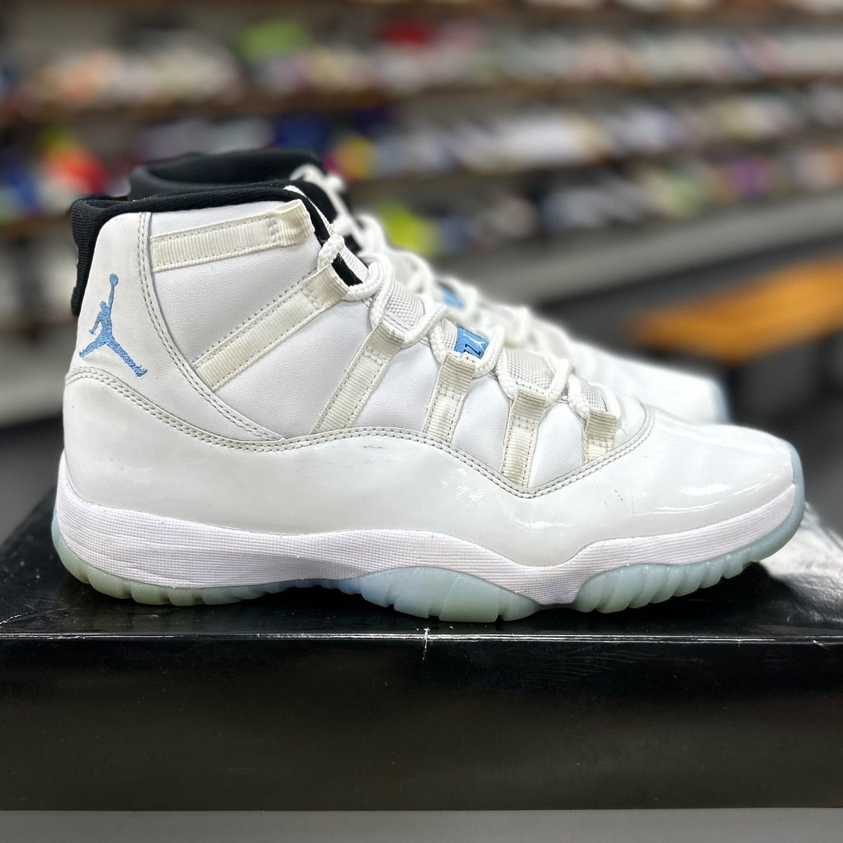 Jordan 11 Retro Legend Blue (2024) - Preowned