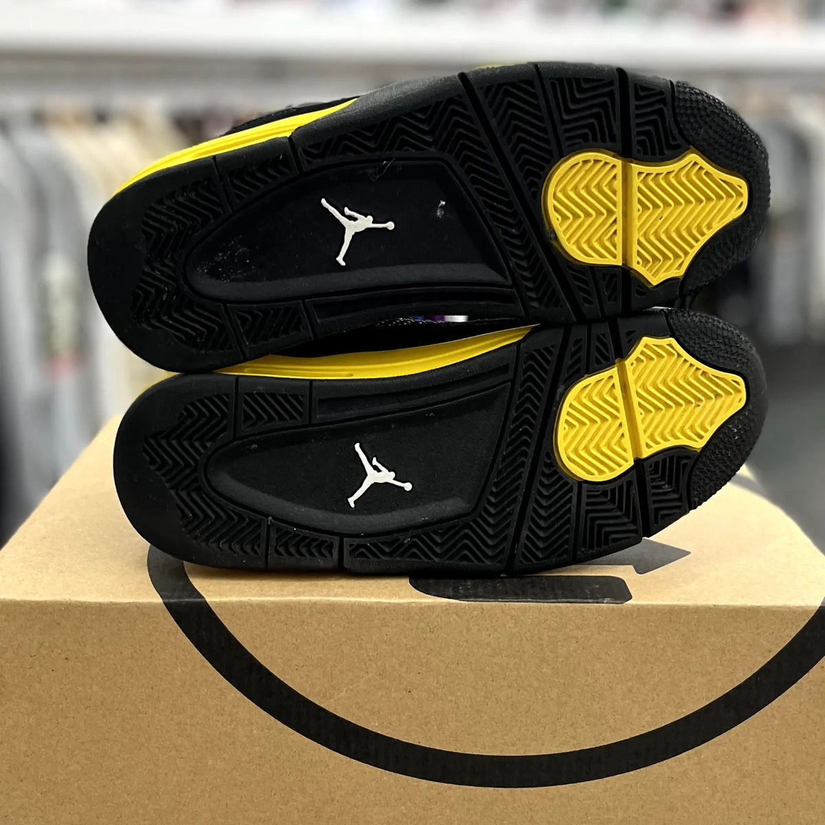 Jordan 4 Retro Thunder (2023) (GS) - Preowned
