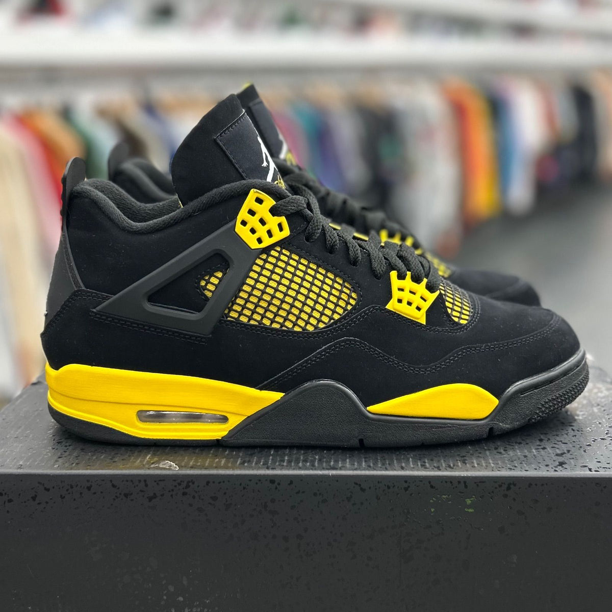 Jordan 4 Retro Thunder (2023) - Preowned