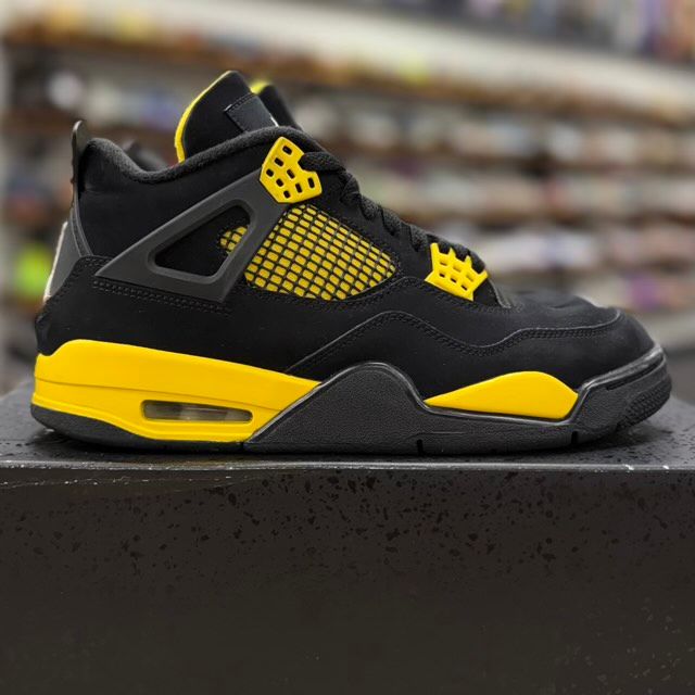Jordan 4 Retro Thunder (2023) - Preowned