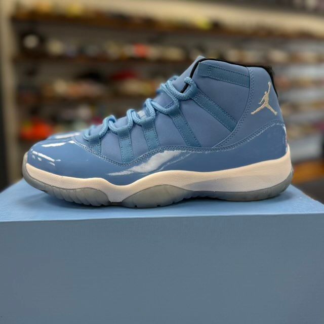 Jordan 11 Retro Pantone - Preowned