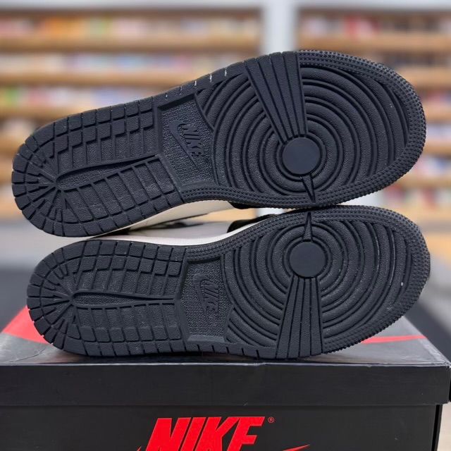 Jordan 1 Retro High Dark Mocha (GS) - Preowned