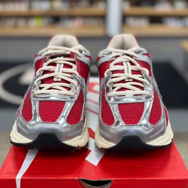 Nike Zoom Vomero 5 Gym Red Chrome - Preowned
