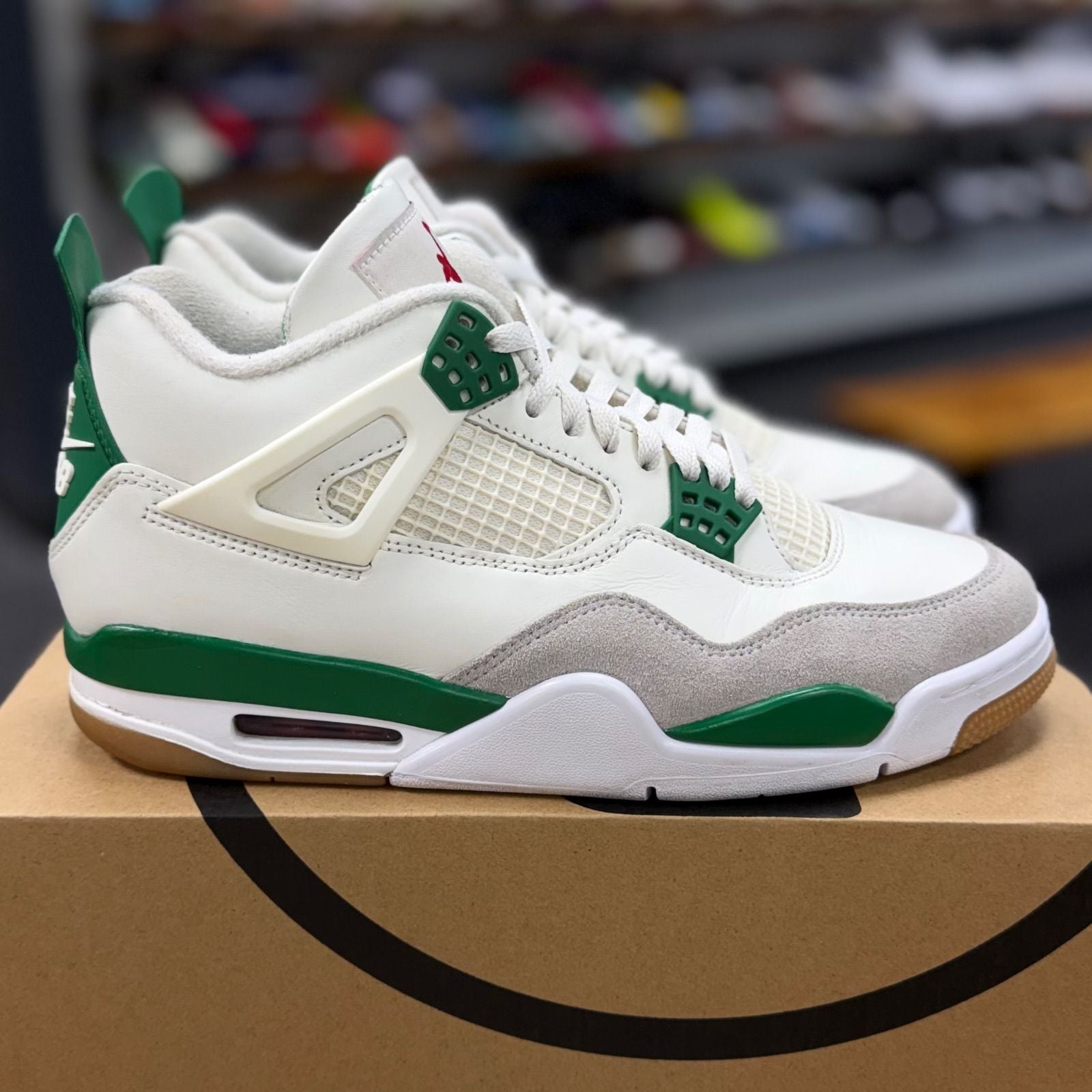 Jordan 4 Retro SB Pine Green - Preowned