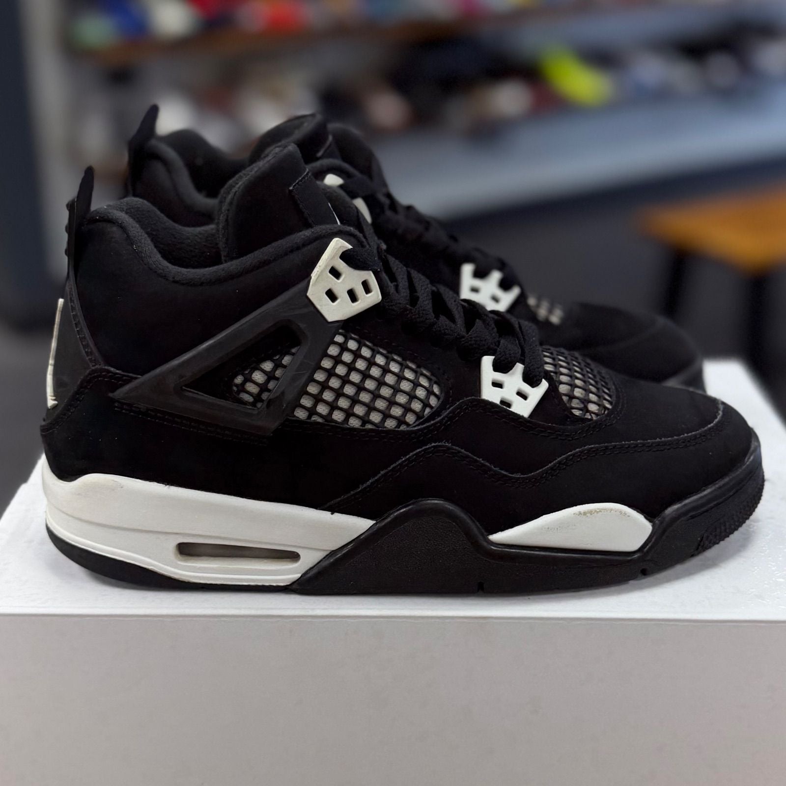 Jordan 4 Retro White Thunder (GS) - Preowned