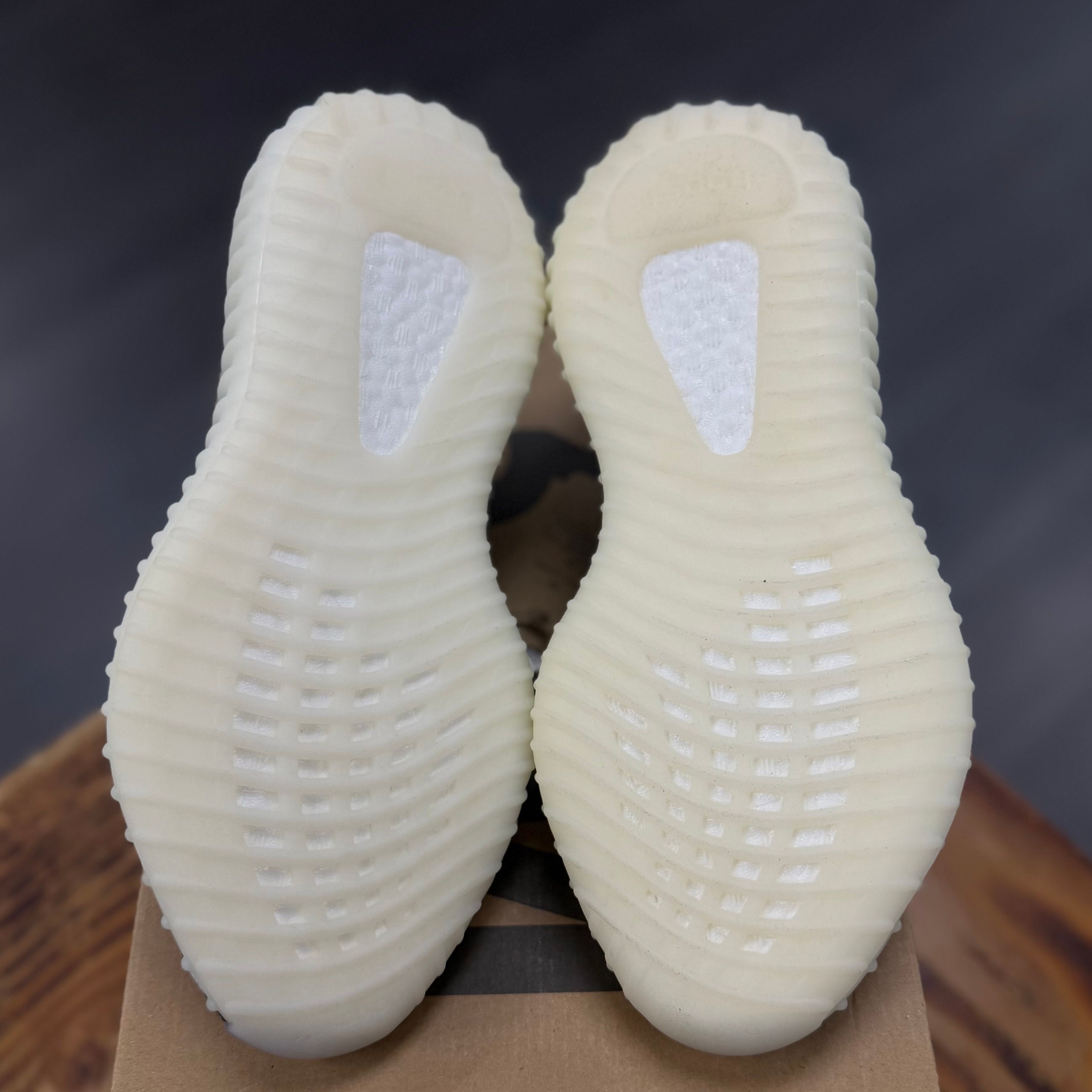BRAND NEW STEAL - adidas Yeezy Boost 350 V2 Zebra