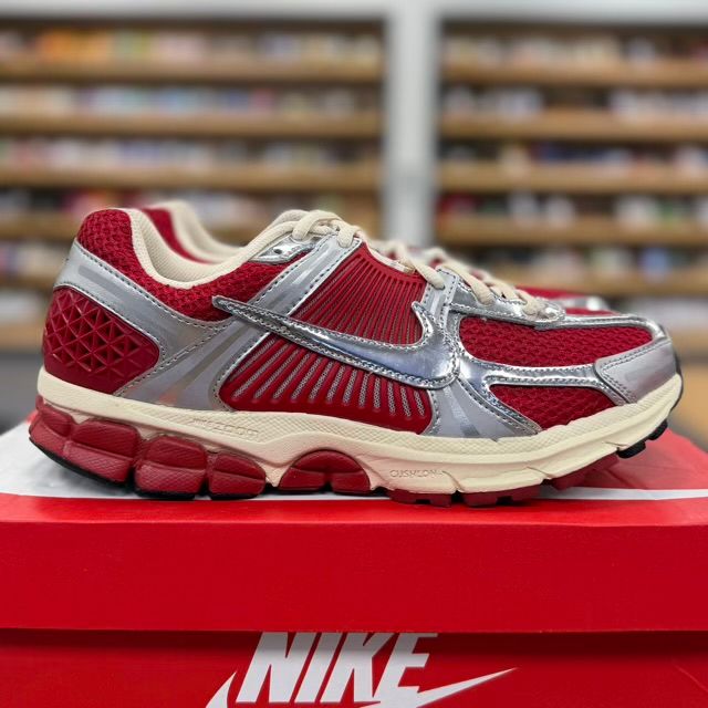 Nike Zoom Vomero 5 Gym Red Chrome - Preowned
