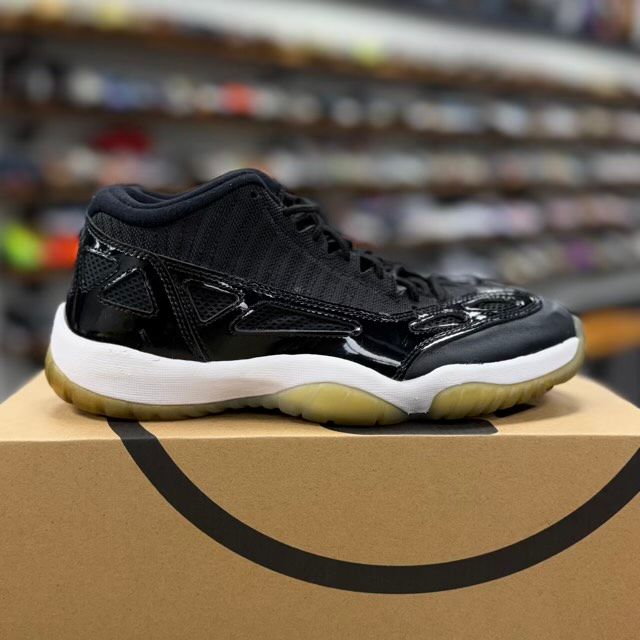 Jordan 11 Retro Low IE Space Jam - Preowned