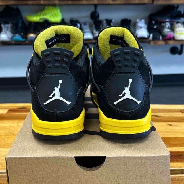 Jordan 4 Retro Thunder (2023) - Preowned