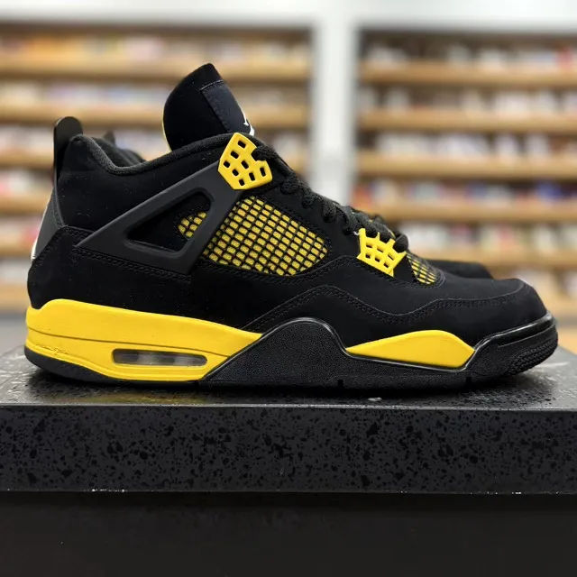 Jordan 4 Retro Thunder (2023) - Preowned