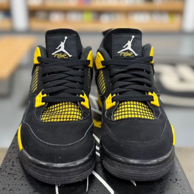 Jordan 4 Retro Thunder (2023) (GS) - Preowned