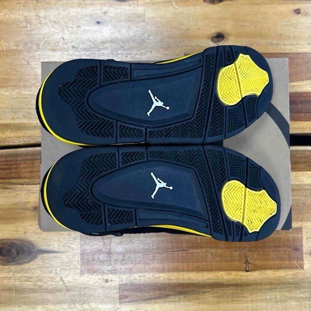 Jordan 4 Retro Thunder (2023) - Preowned
