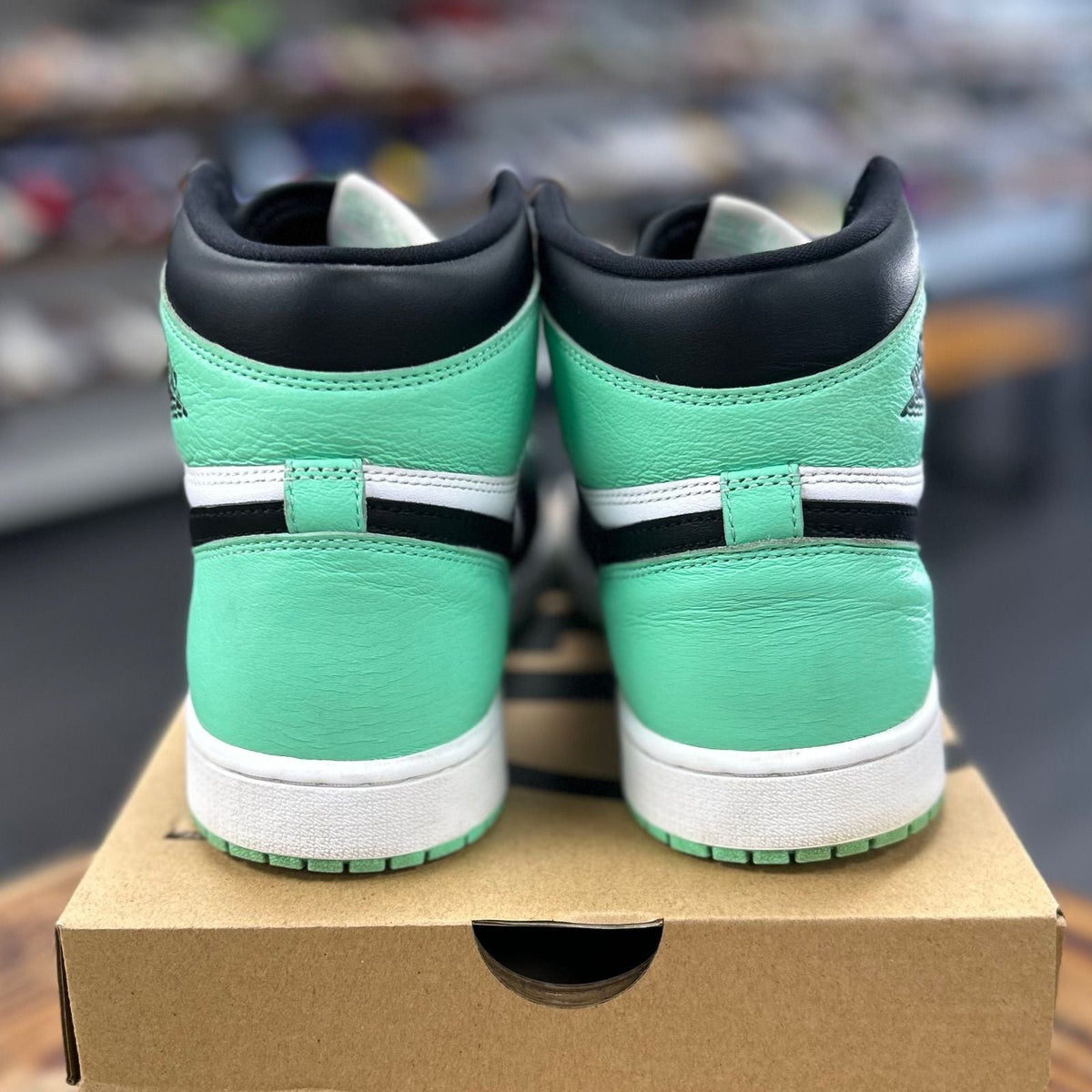 Jordan 1 Retro High OG Green Glow - Preowned
