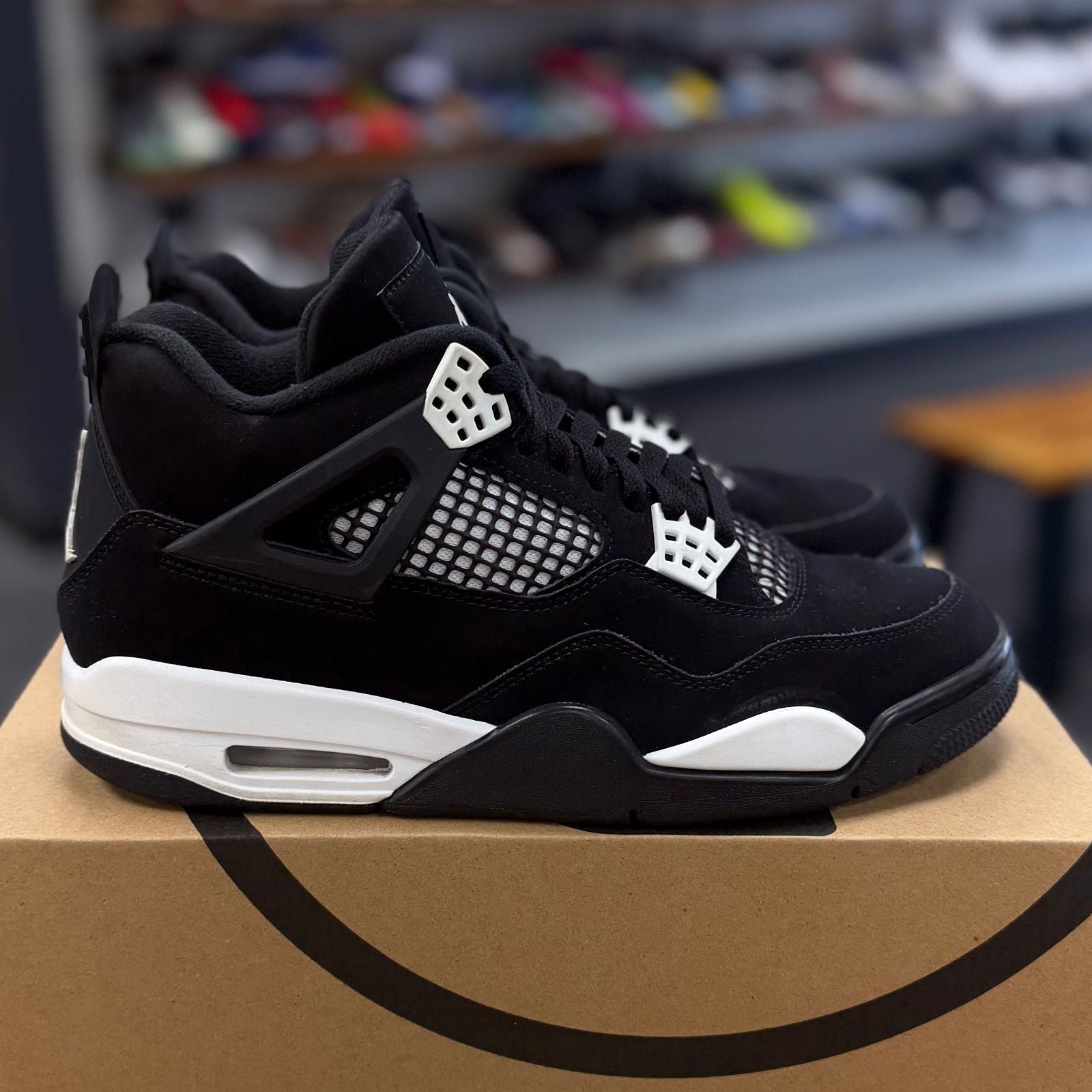 Jordan 4 Retro White Thunder - Preowned