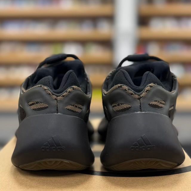 adidas Yeezy 700 V3 Clay Brown - Preowned